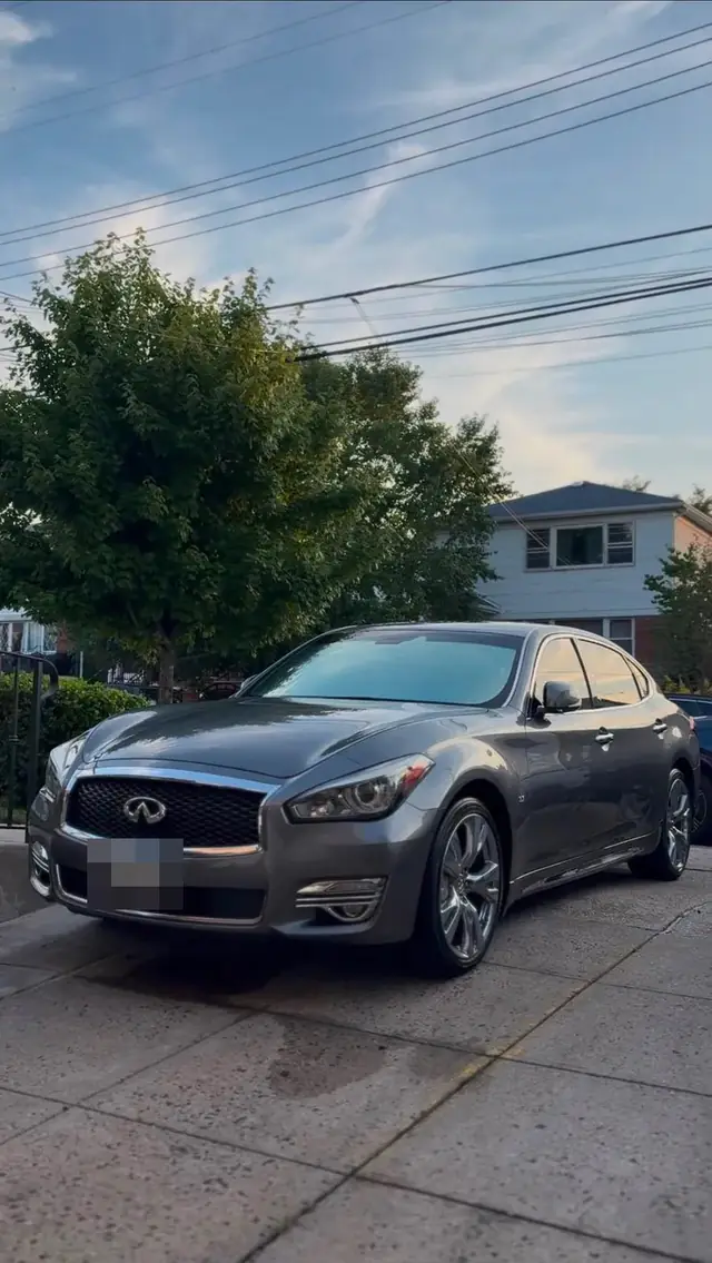 Infiniti sedan