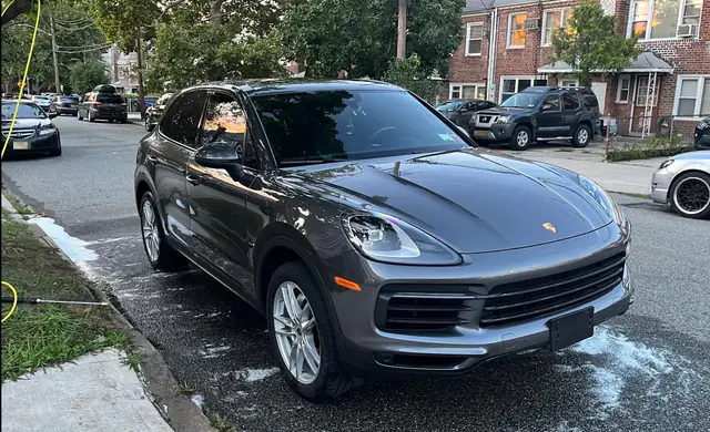 Porsche Cayenne — exterior detail